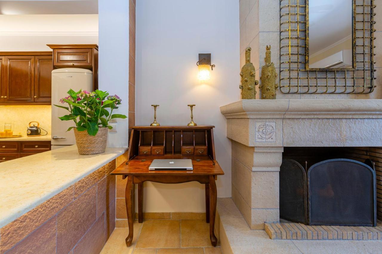 Solaris Methea- Luxury Central Villa By The Castle Kassiopi Bagian luar foto