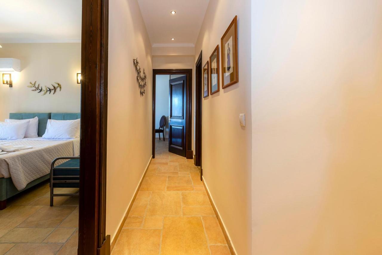 Solaris Methea- Luxury Central Villa By The Castle Kassiopi Bagian luar foto