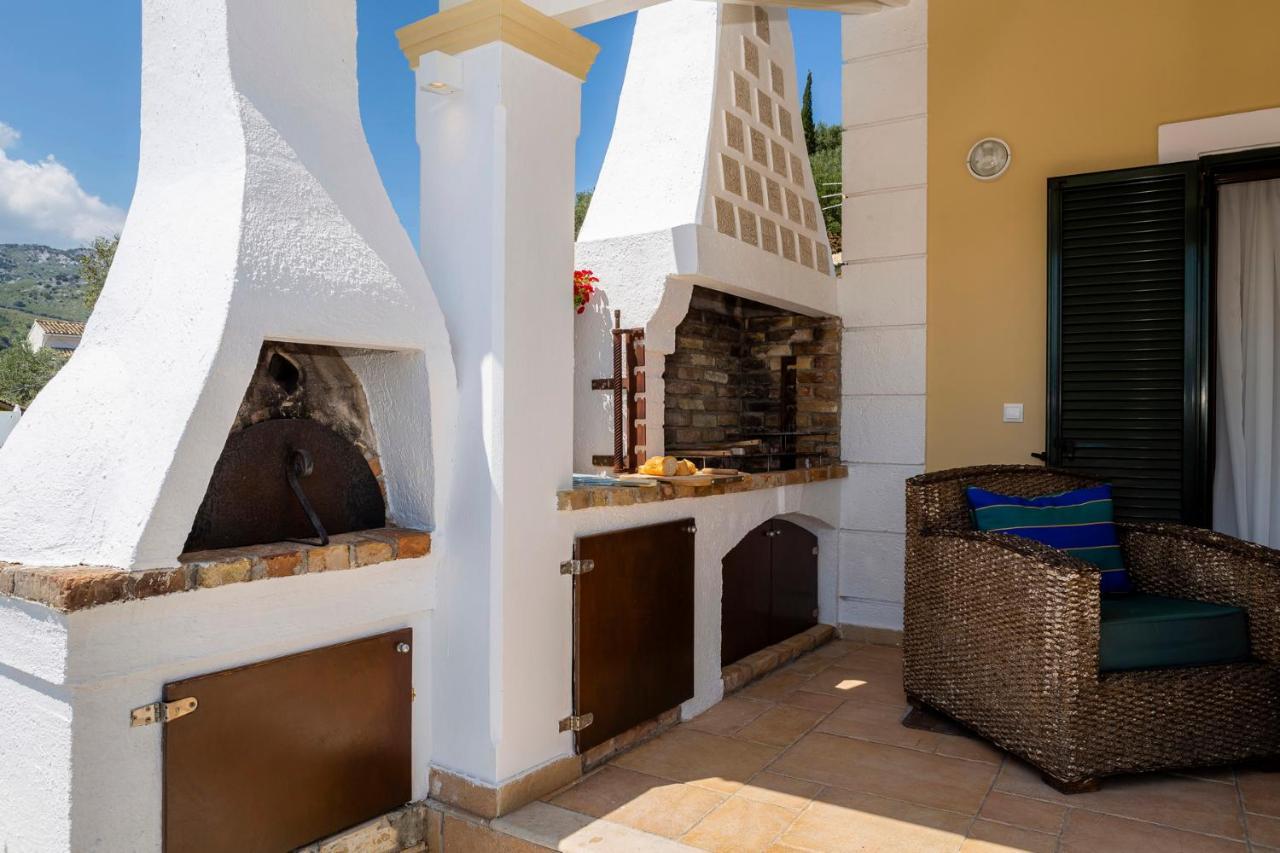 Solaris Methea- Luxury Central Villa By The Castle Kassiopi Bagian luar foto