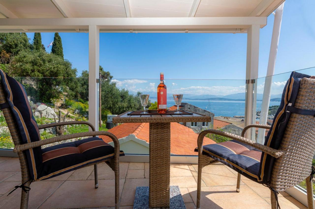 Solaris Methea- Luxury Central Villa By The Castle Kassiopi Bagian luar foto