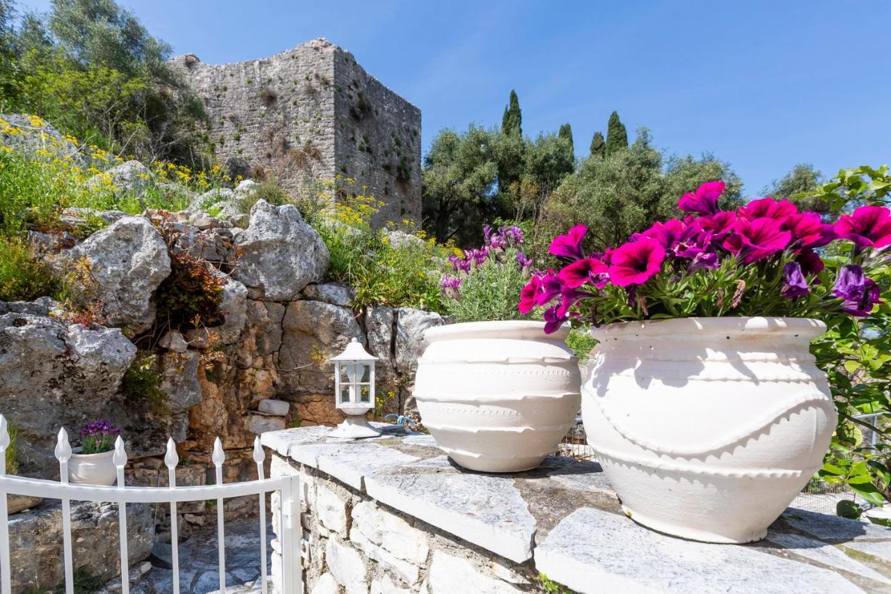 Solaris Methea- Luxury Central Villa By The Castle Kassiopi Bagian luar foto