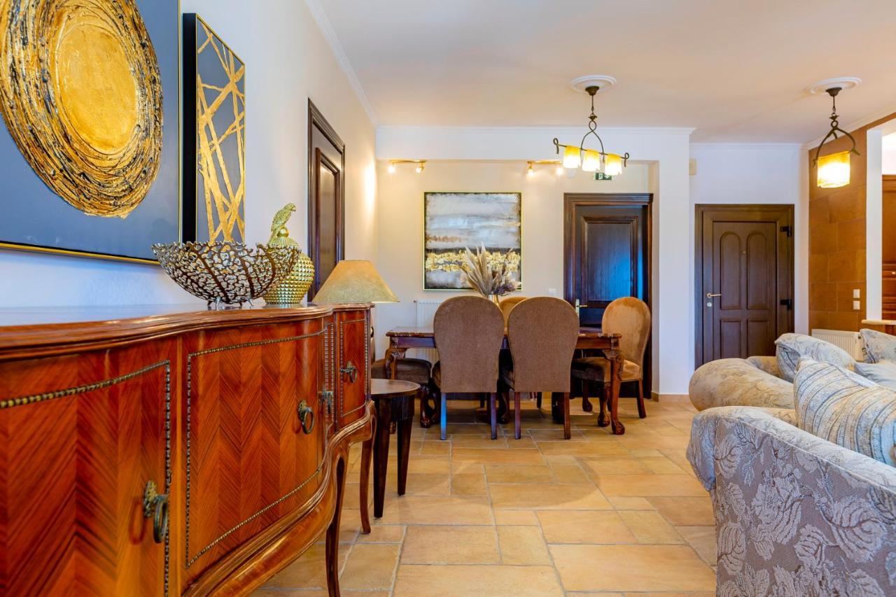 Solaris Methea- Luxury Central Villa By The Castle Kassiopi Bagian luar foto