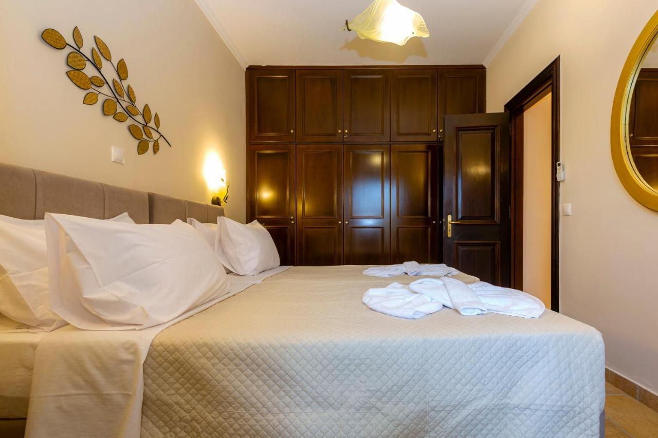 Solaris Methea- Luxury Central Villa By The Castle Kassiopi Bagian luar foto