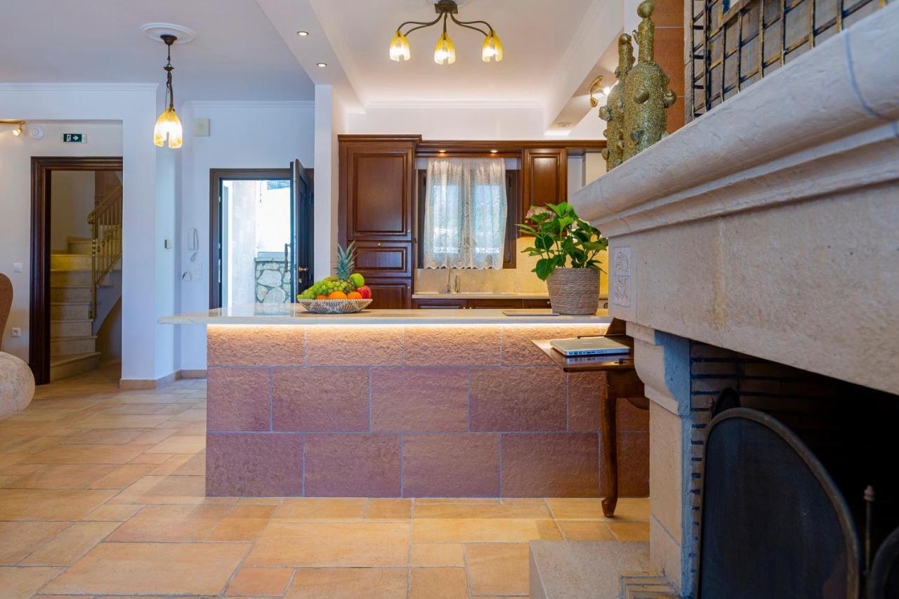 Solaris Methea- Luxury Central Villa By The Castle Kassiopi Bagian luar foto