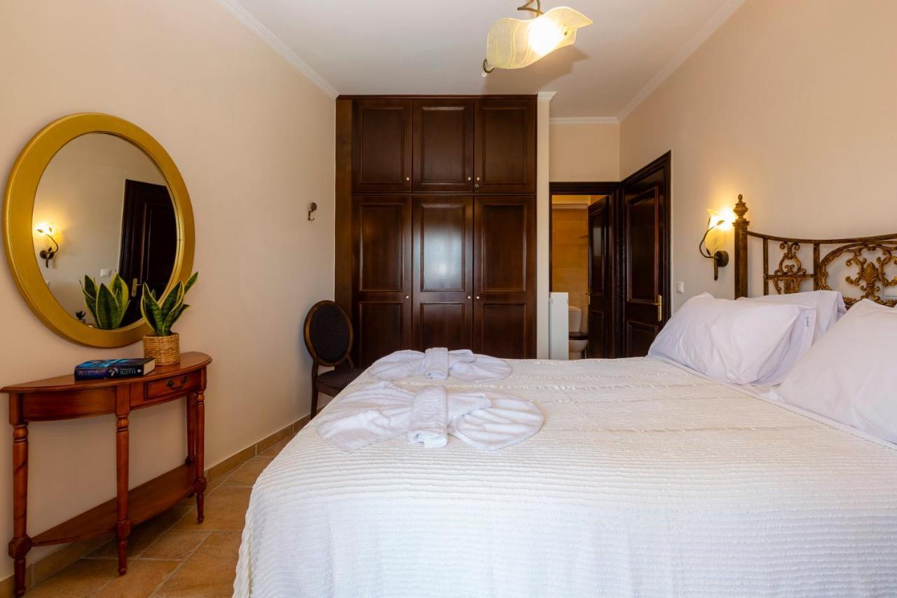 Solaris Methea- Luxury Central Villa By The Castle Kassiopi Bagian luar foto