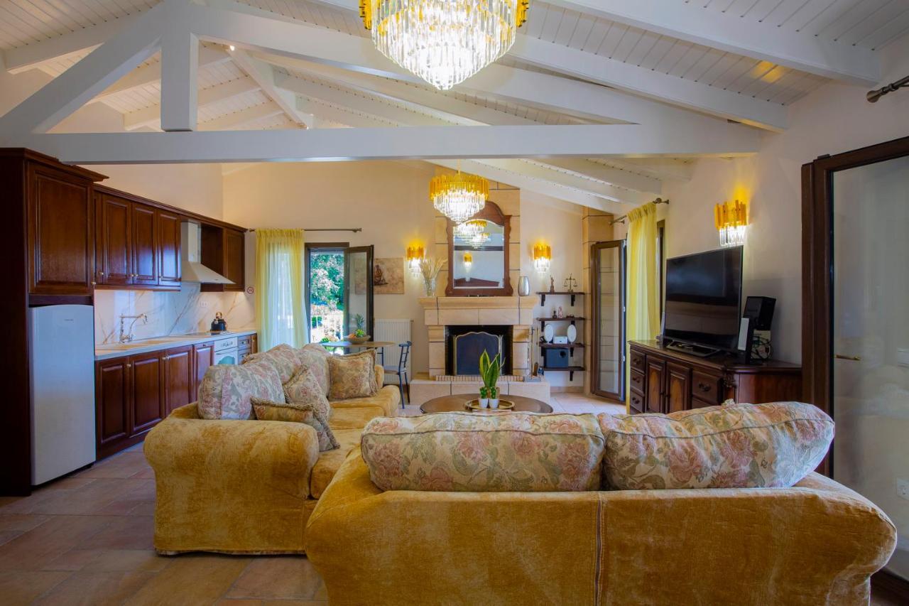 Solaris Methea- Luxury Central Villa By The Castle Kassiopi Bagian luar foto