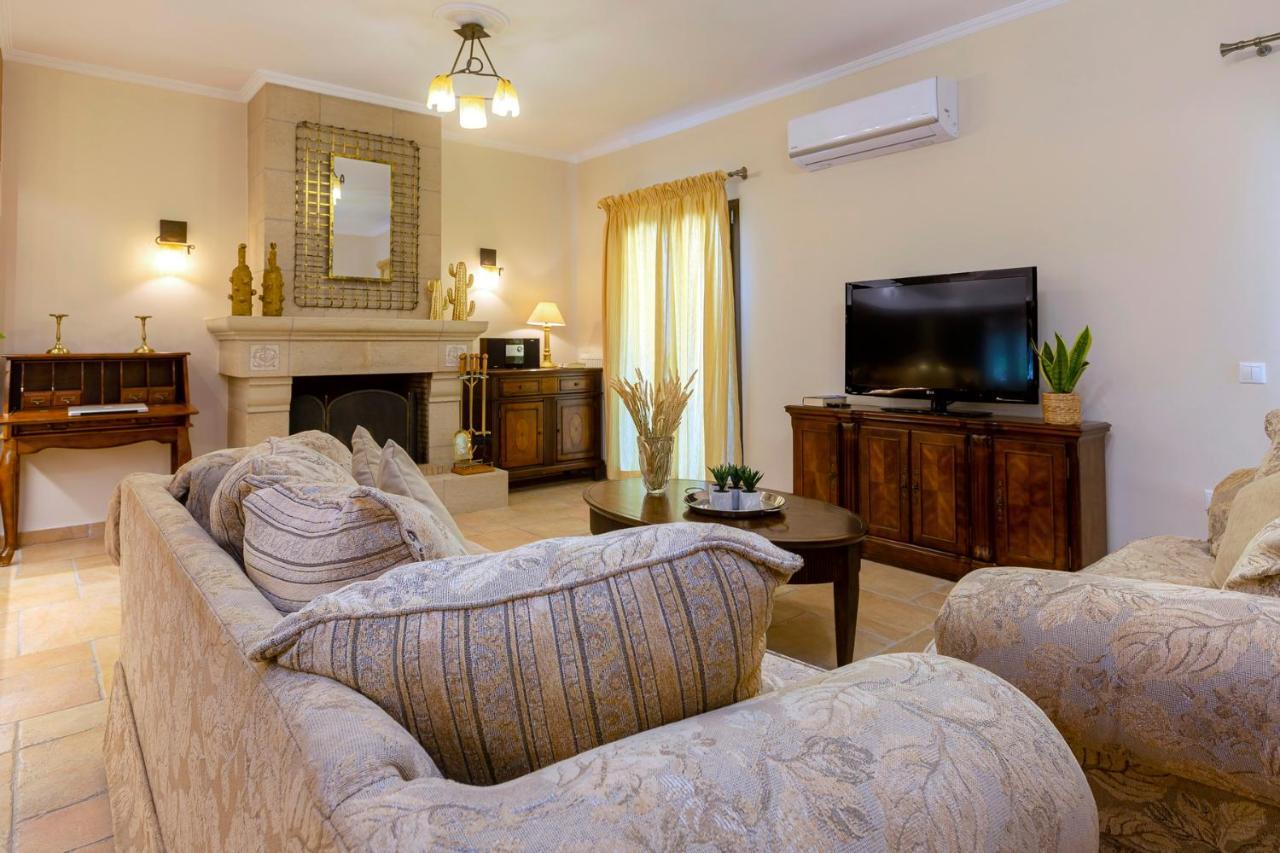 Solaris Methea- Luxury Central Villa By The Castle Kassiopi Bagian luar foto