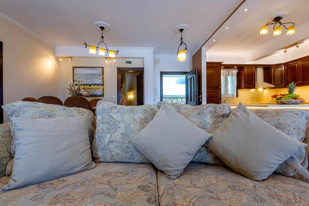 Solaris Methea- Luxury Central Villa By The Castle Kassiopi Bagian luar foto